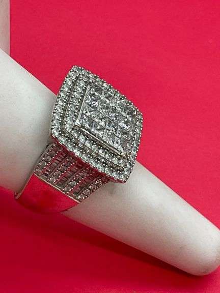 CERTIFIED 14K WHITE GOLD LARGE DIAMOND RING. 3.50 CARATS