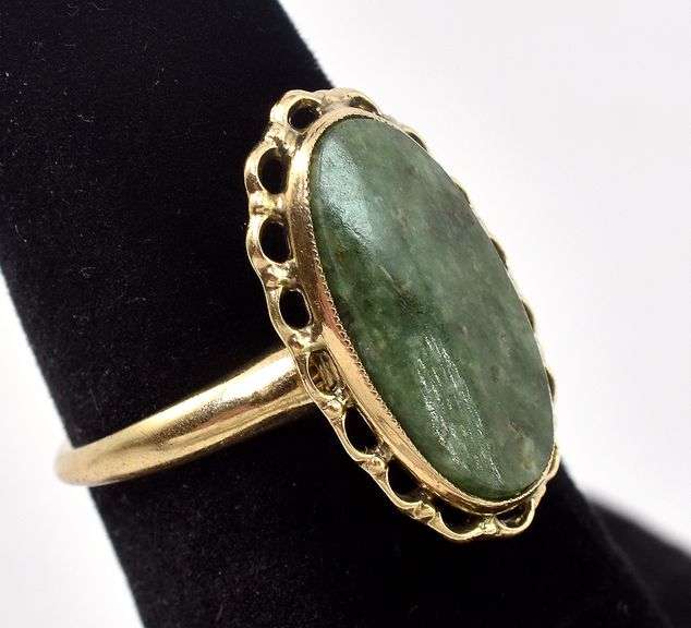 Wonderful 10K Yellow Gold Green Gemstone Ring
