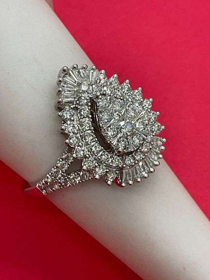 BRAND NEW CERTIFIED 14K WHITE GOLD DIAMOND RING. 2.00 CARATS