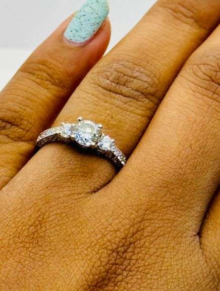 18K White Gold Round Brilliant Cut Diamond Ring