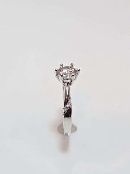 Sparkling 1 Ct VVs1 White E-F Simulated Lab Diamond Ring