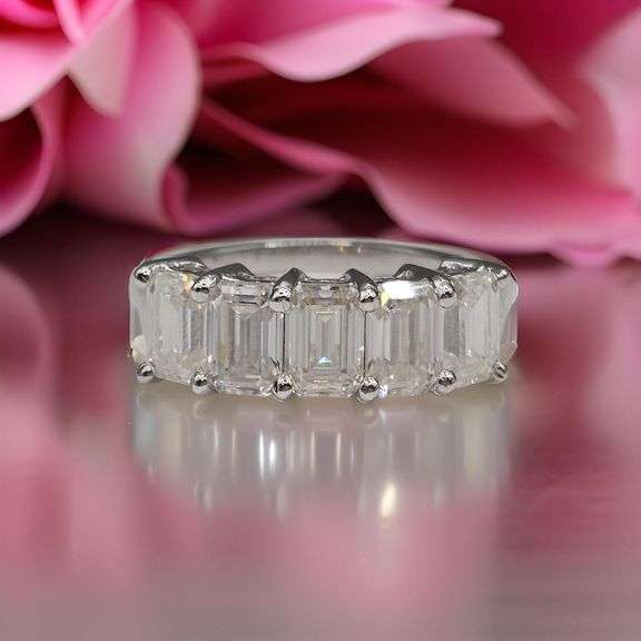 Sparkling 14 Kt White Gold Plate 5.07 Ct VVs1 F-G Simulated Diamond Ring