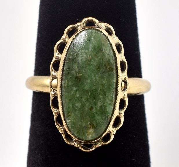 Wonderful 10K Yellow Gold Green Gemstone Ring