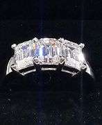 Sparkling 14 Kt White Gold Plate 3.05 Ct VVs1 F-G Simulated Diamond Ring