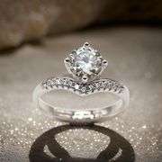 Sparkling 1 Ct VVs1 White D-E Simulated Lab Diamond Ring
