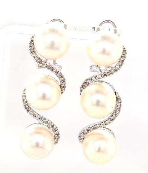 18kt White gold 0.25ctw Swirl diamond with FWP button earrings