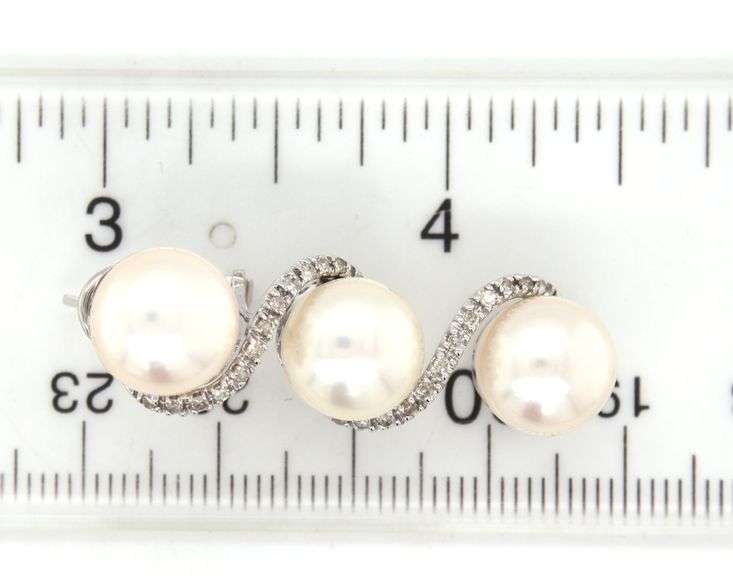 18kt White gold 0.25ctw Swirl diamond with FWP button earrings