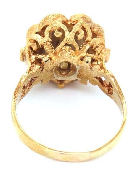 18kt Yellow gold Cab sapphire clover cocktail ring