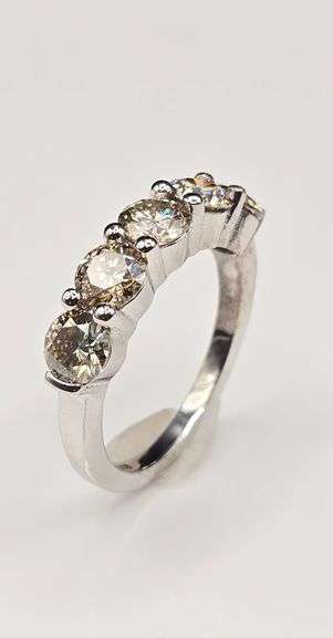 Sparkling 14 Kt White Gold Plate 4.52 Ct VVs1 Simulated Diamond Ring