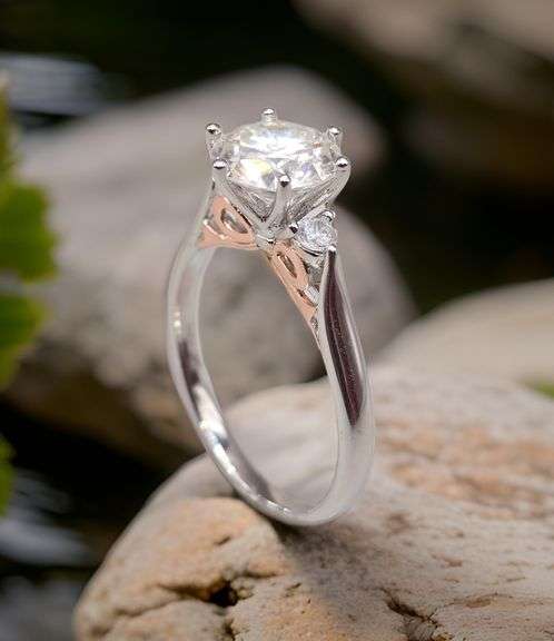 Ladies Sparkling 2 Ct VVs1 White E-F Simulated Lab Diamond Ring