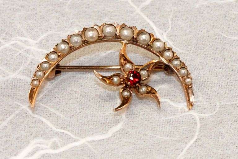 Sweet Antique Gold Pin with Natural Pearls