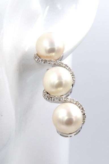 18kt White gold 0.25ctw Swirl diamond with FWP button earrings