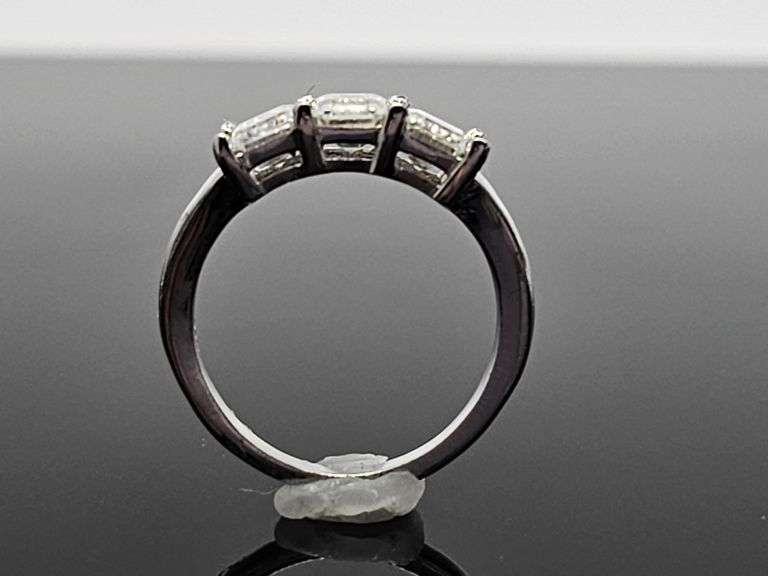 Sparkling 14 Kt White Gold Plate 3.05 Ct VVs1 F-G Simulated Diamond Ring