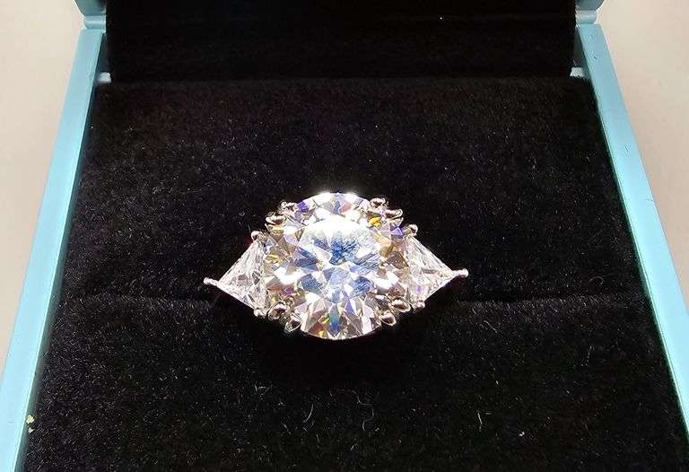 Ladies Huge 5 Ct VVs1 White E-F Simulated Lab Diamond Ring