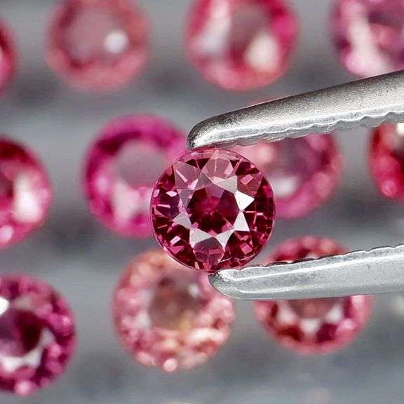 Very unique 3.89ct set of fancy colored Sapphires