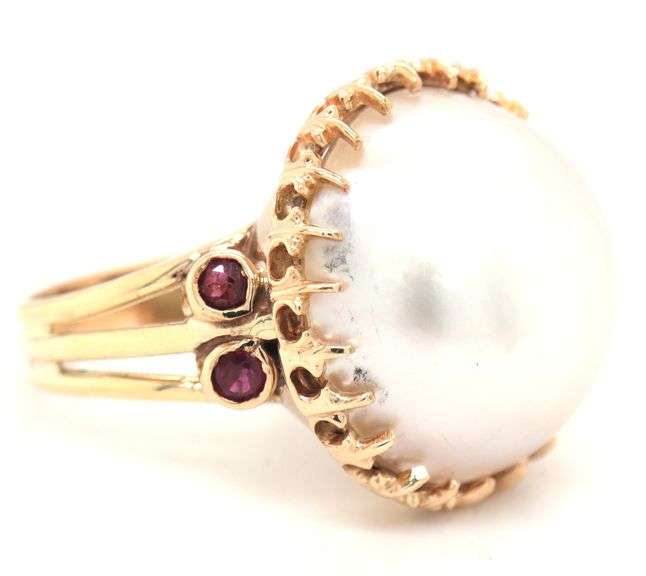 18kt Yellow gold Mabe pearl and ruby cocktail ring