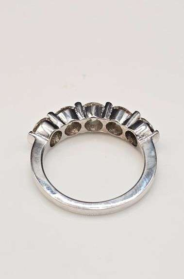 Sparkling 14 Kt White Gold Plate 4.52 Ct VVs1 Simulated Diamond Ring