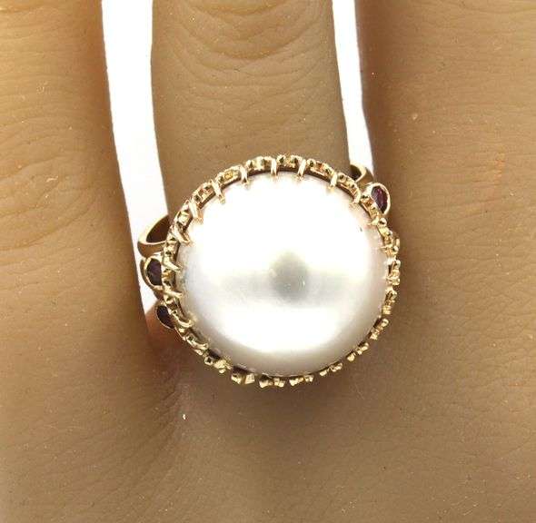 18kt Yellow gold Mabe pearl and ruby cocktail ring