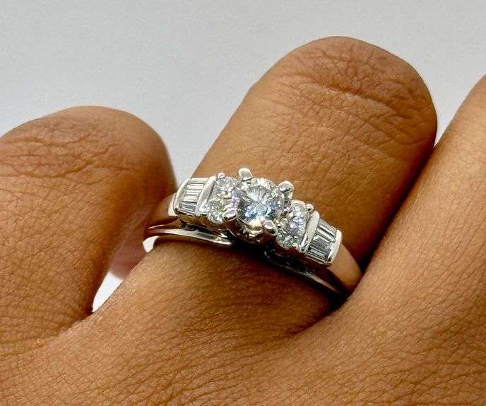 14K White Gold Round Brilliant Cut Diamond Ring