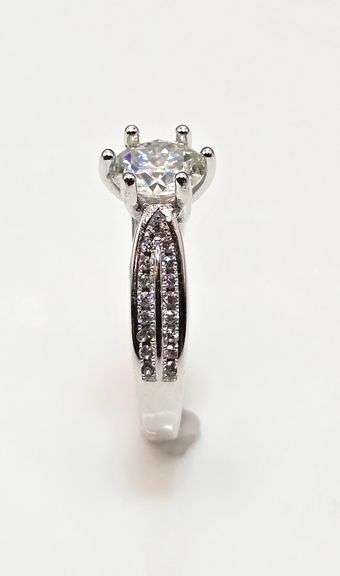 Sparkling Dazzling 1 Ct VVs1 White D-E Simulated Lab Diamond Ring