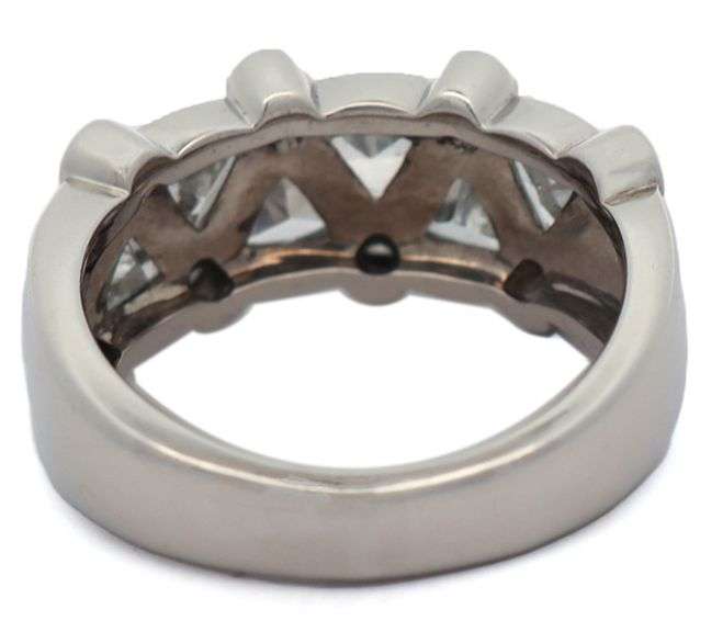 SUWA 1.35ctw Trillion and Round Diamond Diagonal Bezel Set Ring in Platinum