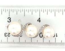 18kt White gold 0.25ctw Swirl diamond with FWP button earrings