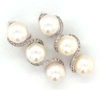 18kt White gold 0.25ctw Swirl diamond with FWP button earrings