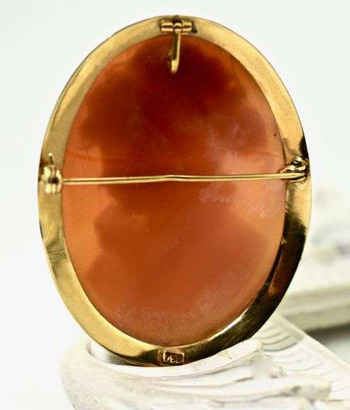 Nicely Carved 18K Cameo Pendant/Brooch