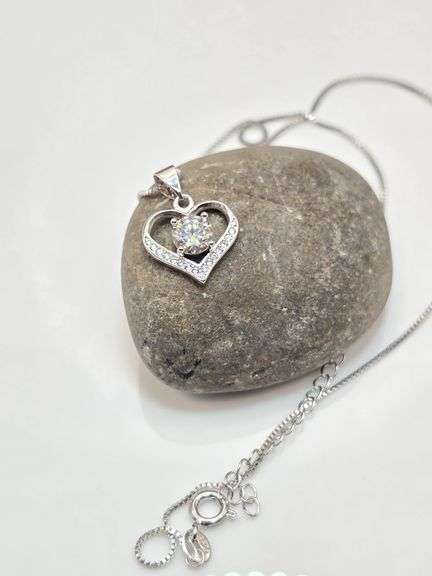 Gorgeous VVs1 White E-F Fire Mossanite Heart Pendant w/chain