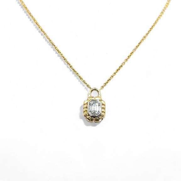 18k (750) Yello gola Lock Shape Pendant with Natural Diamond Illusion setting