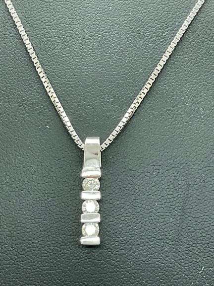 14K WHITE GOLD NECKLACE WITH DIAMOND PENDANT