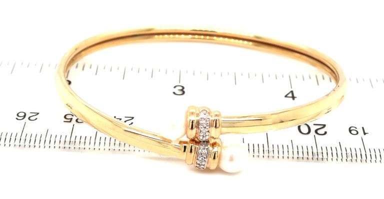 14kt Yellow gold 6.5-7mm pearl and diamond accent flexible bangle