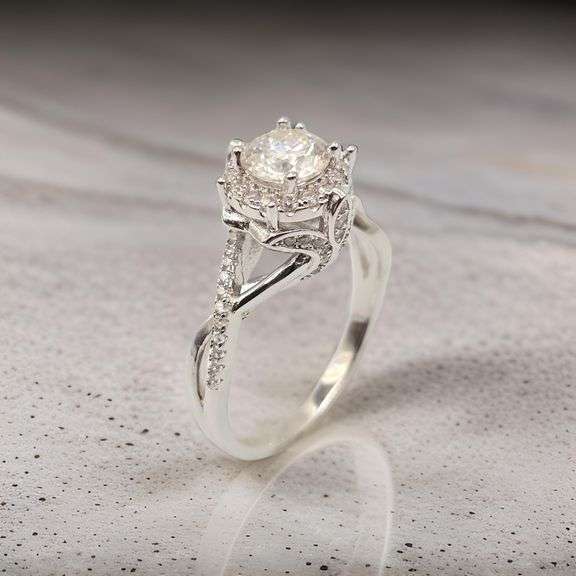 Elegant 14 Kt White Gold Plate 1.0 Ct VVs1 E-F Simulated Diamond Ring