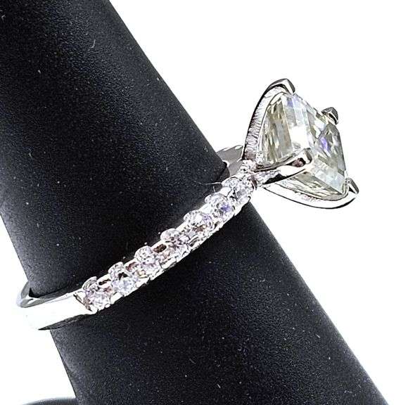 Sparkling 1.75 Ct VVs1 White I-J Assher Cut Moissanite Ring