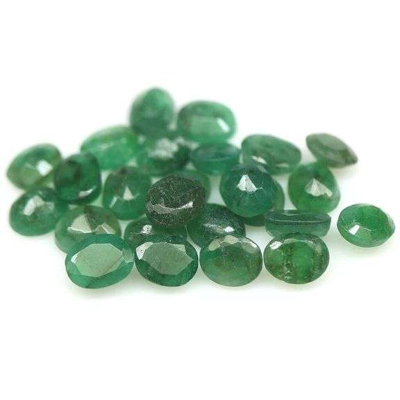 Simply gorgeous 8.50ct rich green Emerald set