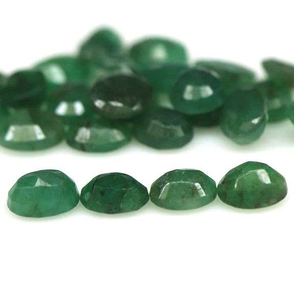 Simply gorgeous 8.50ct rich green Emerald set