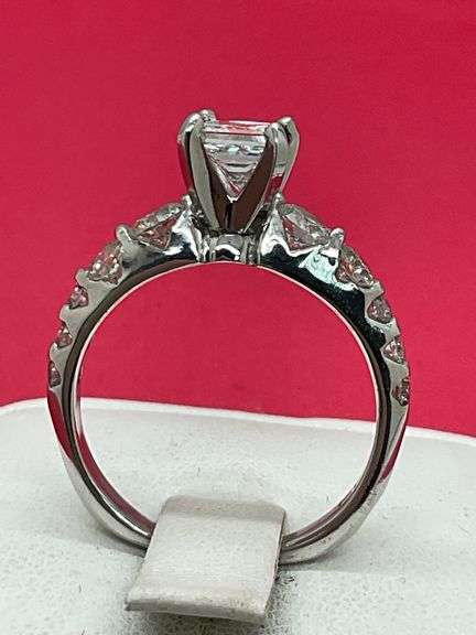 G.I.A CERTIFIED 14K WHITE GOLD DIAMOND ENGAGEMENT RING
