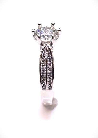 Sparkling Dazzling 1 Ct VVs1 White D-E Simulated Lab Diamond Ring