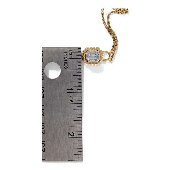 18k (750) Yello gola Lock Shape Pendant with Natural Diamond Illusion setting