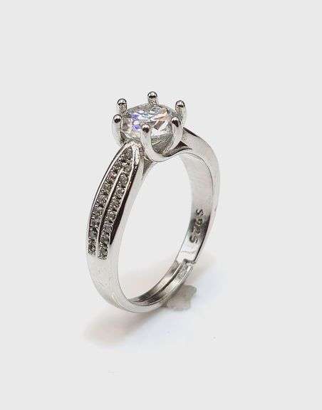 Sparkling Dazzling 1 Ct VVs1 White D-E Simulated Lab Diamond Ring