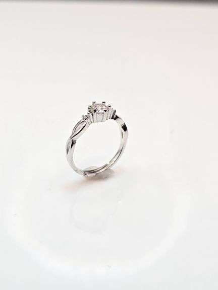 Gorgeous White VVs1 E-F Lab Simulated Diamond Adjustable Ring