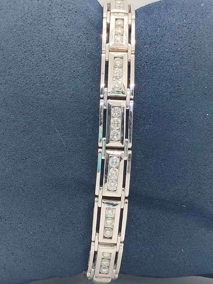 A TIMELESS 14K WHITE GOLD BRACELET WITH BRILLIANT ROUND DIAMONDS