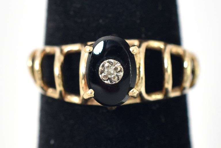 Splendid 10K Yellow Gold Black Onyx and Diamond Ring