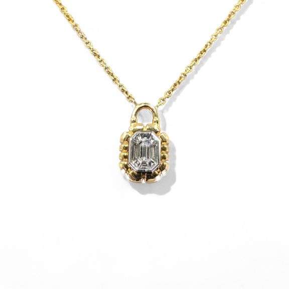18k (750) Yello gola Lock Shape Pendant with Natural Diamond Illusion setting