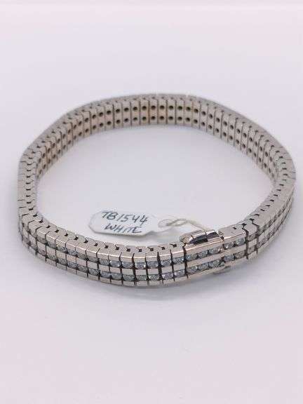 AN ALLURING 14K WHITE GOLD BRACELET WITH BRILLIANT ROUND DIAMONDS