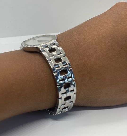 Pretty Movado Ladies Metio Mother of Pearl Dial Diamond Bezel
