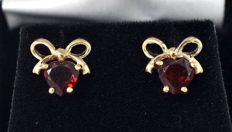 Attractive 14K Yellow Gold Red Garnet Stud Earrings