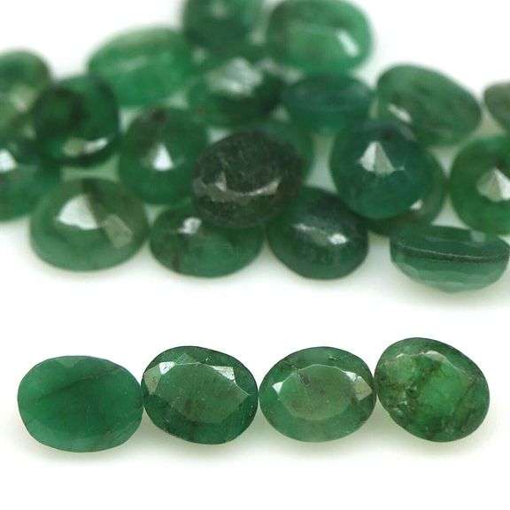 Simply gorgeous 8.50ct rich green Emerald set
