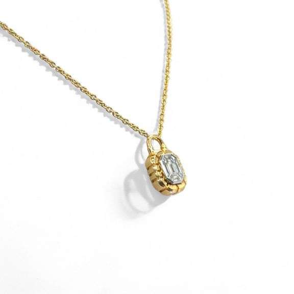 18k (750) Yello gola Lock Shape Pendant with Natural Diamond Illusion setting