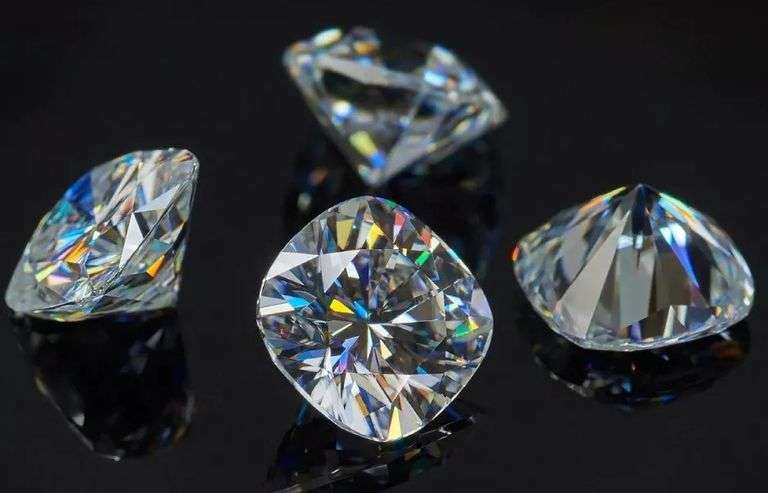 Huge 10 Ct Sparkling VVs1 H-I Lab Simulated Diamond Solitaire